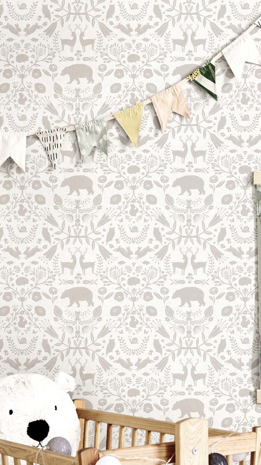 Papel de parede infantil de animais em tons bege, junto a um berço