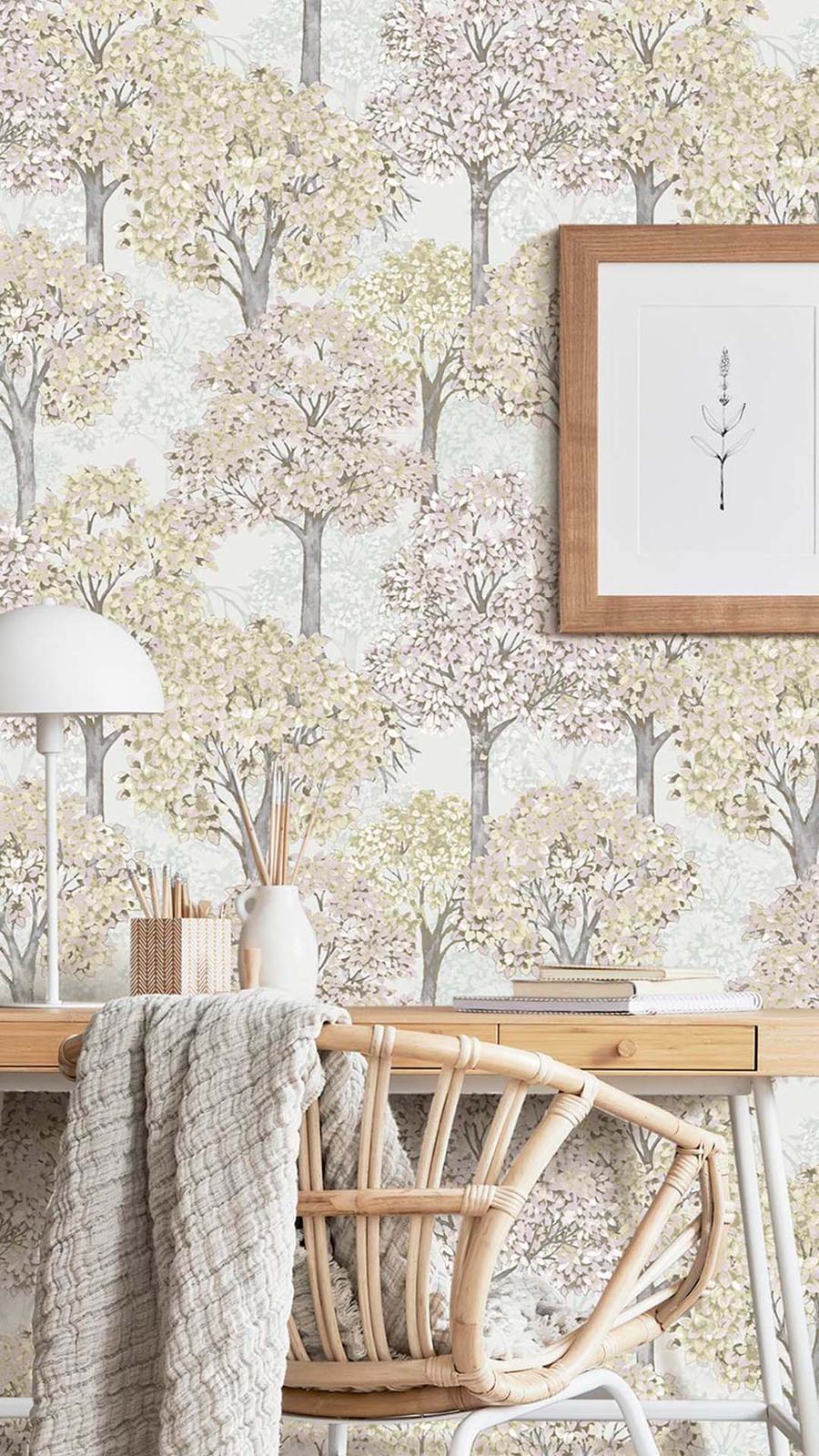 Papel de parede com árvores em tons pastel, junto a uma secretária