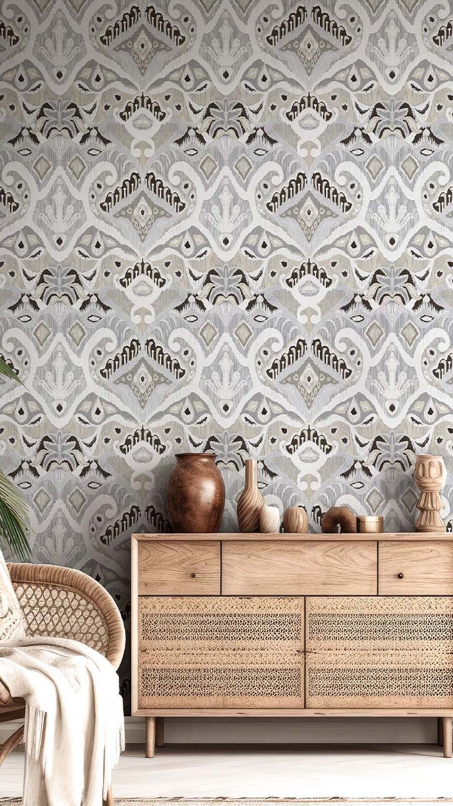 Papel de parede de padrão étnico em tons cinza, com uma cómoda de madeira