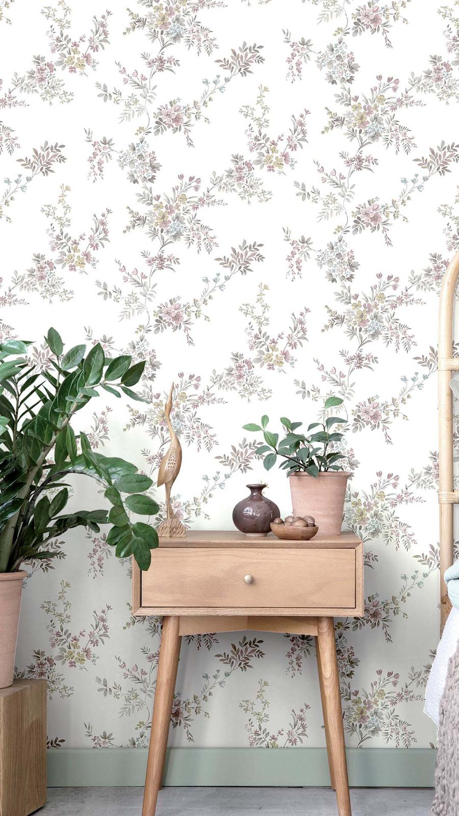 Papel de parede branco de flores miúdas, com uma mesa de cabeceira