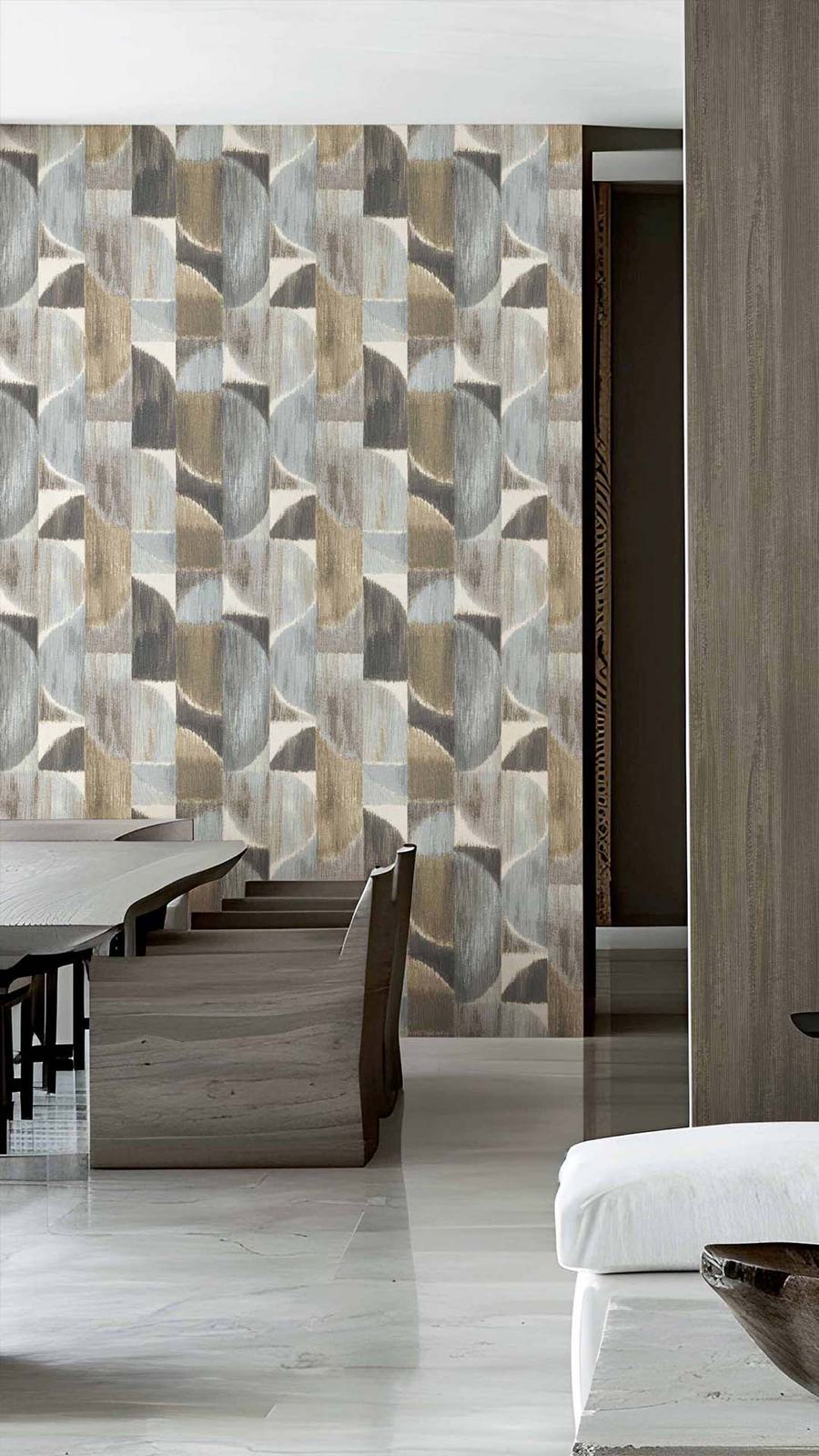 Sala de jantar com papel de parede geométrico em tons naturais
